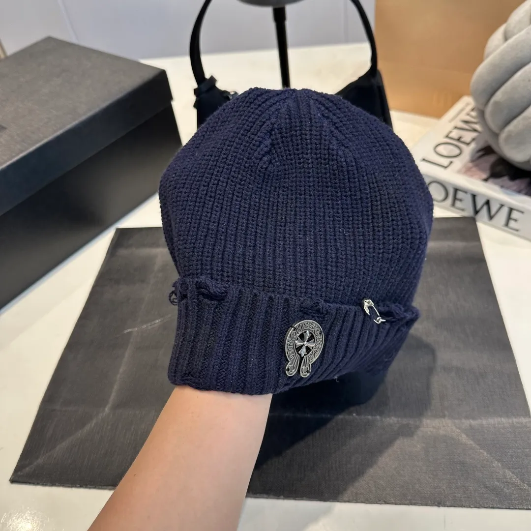 P60 Crow Heart Autumn and Winter Wool Knitted Beanie This must be the favorite of minimalism. It is clean, neat, fashionable and versatile, and will definitely not be picky about your face shape! A fashionable classic that lasts forever! Fashionable black and white can be purchased together